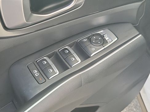 Used 2023 Kia Sorento LX image 19
