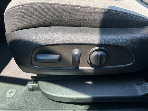 Used 2023 Chevrolet Equinox LT w/ Driver Convenience Package FWD image 30