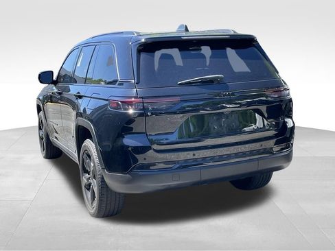 Used 2023 Jeep Grand Cherokee Altitude AWD/4WD image 5