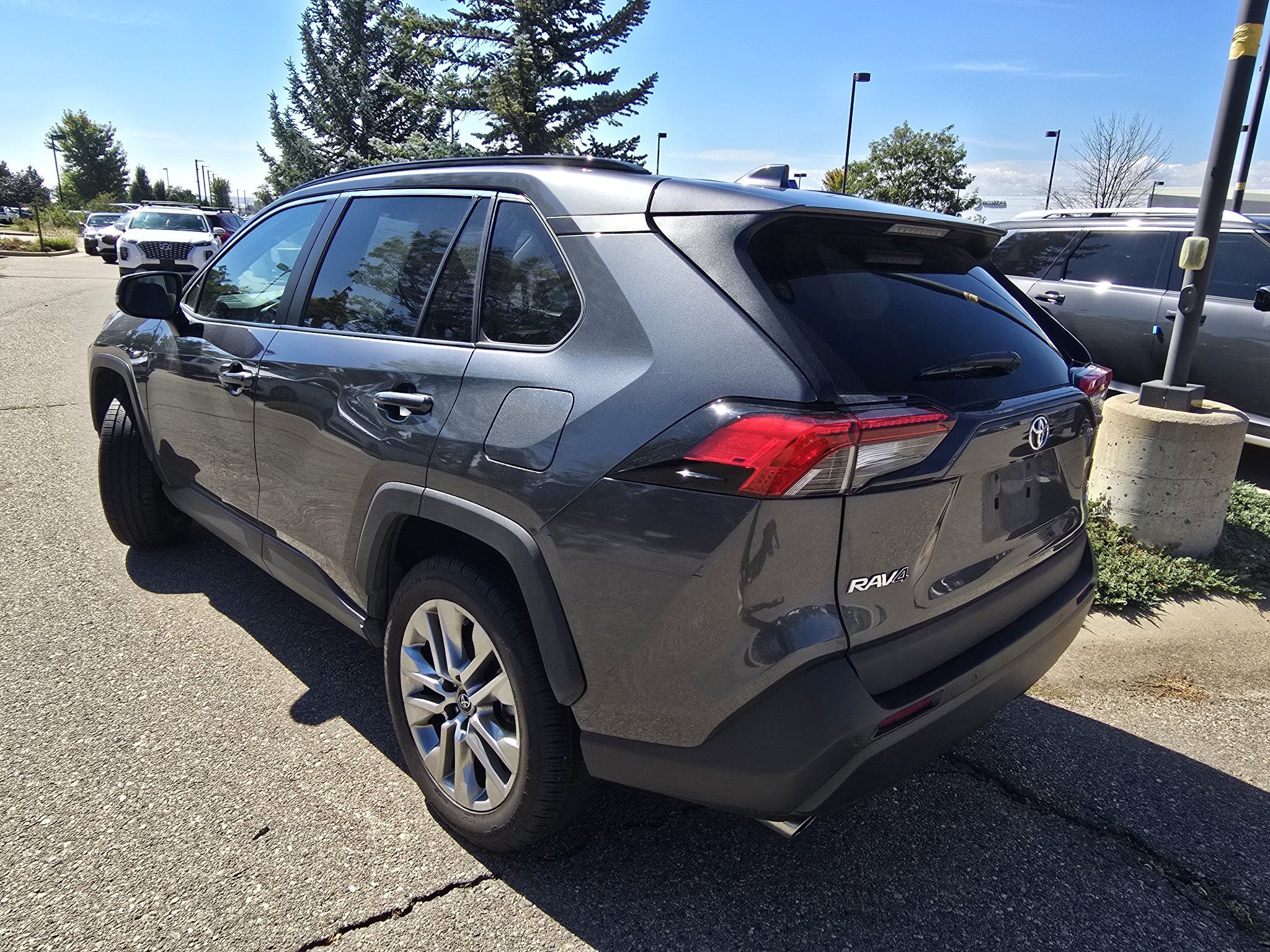 Used 2020 Toyota RAV4 XLE Premium AWD/4WD image 15