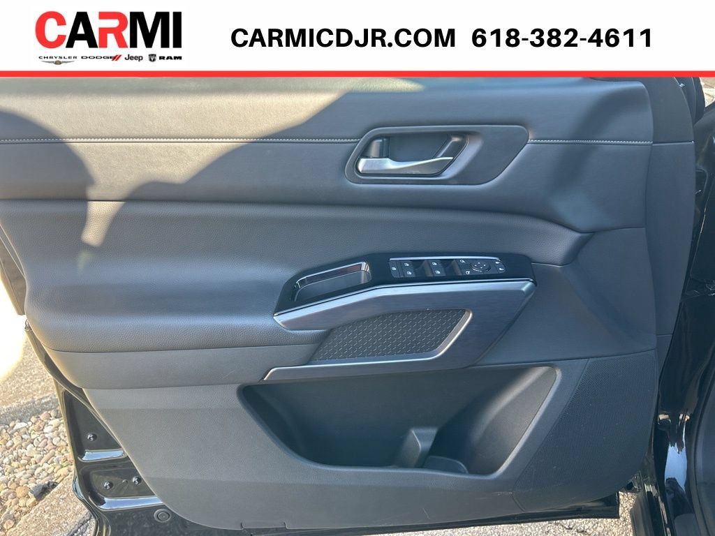Used 2023 Nissan Pathfinder SL AWD/4WD image 12