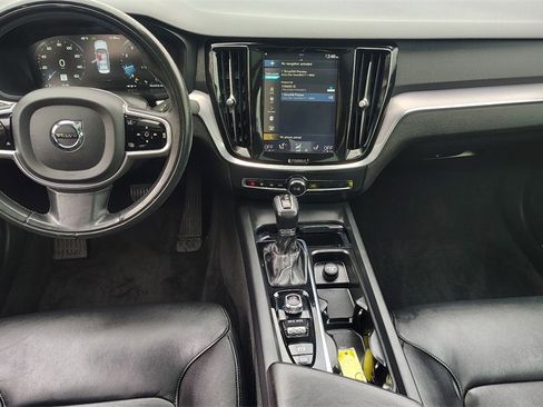 Used 2020 Volvo S60 T5 Momentum image 11