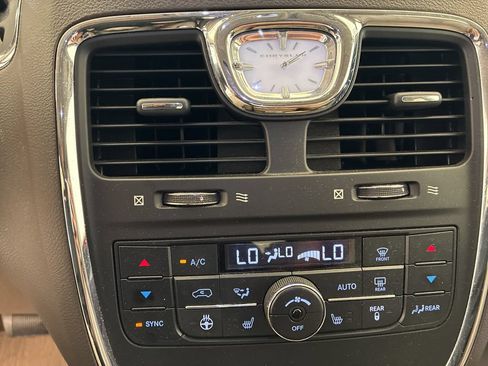 Used 2016 Chrysler Town & Country Touring-L w/ Driver Convenience Group FWD image 17