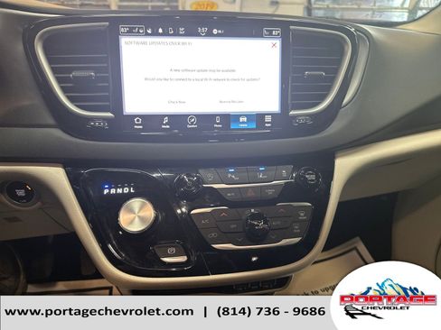Used 2024 Chrysler Pacifica Touring-L image 21