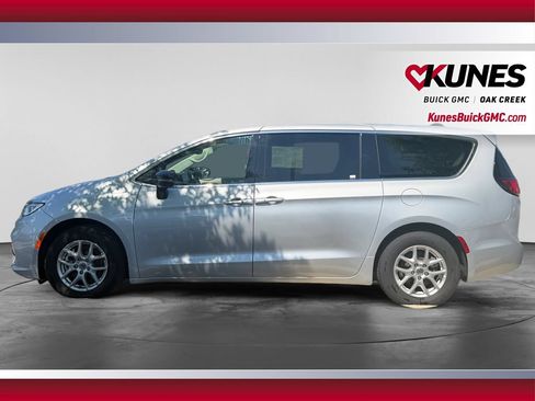 Used 2024 Chrysler Pacifica Touring-L FWD image 6