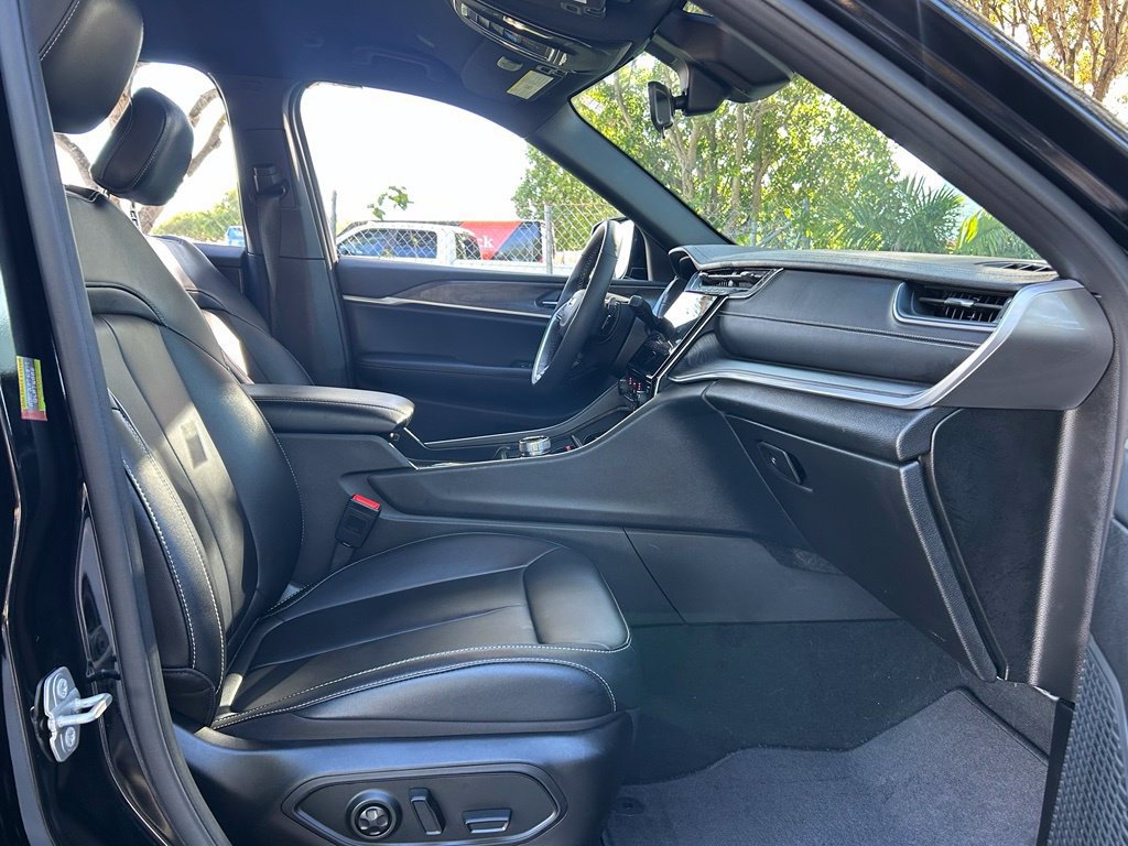 Certified 2025 Jeep Grand Cherokee Limited RWD image 40