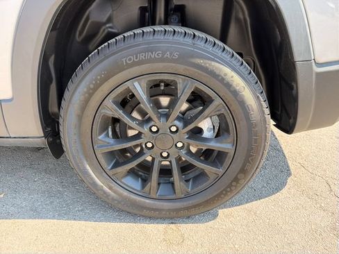 Used 2019 Jeep Cherokee Latitude w/ Popular Appearance Group FWD image 31