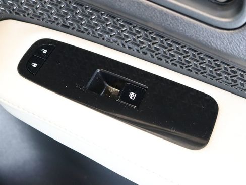 Used 2023 Nissan Ariya AWD image 37