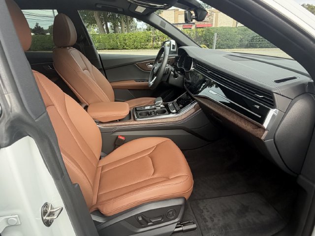 Used 2025 Audi Q8 Premium Plus AWD/4WD image 29