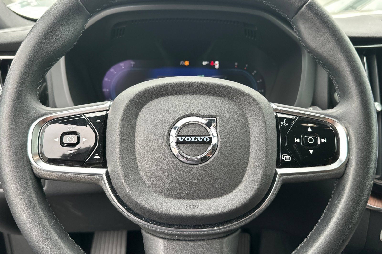 Used 2023 Volvo XC60 B5 Plus AWD/4WD image 27