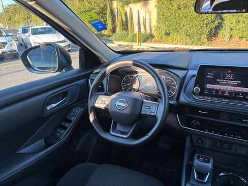 Used 2025 Nissan Rogue SV image 36