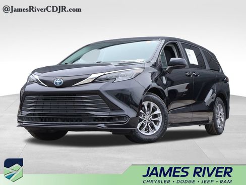 Used 2024 Toyota Sienna LE FWD image 1