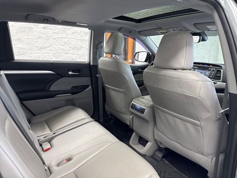 Used 2019 Toyota Highlander XLE image 47