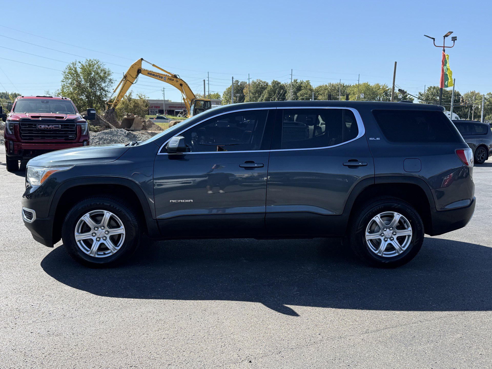 Used 2019 GMC Acadia SLE w/ LPO, Black Accent Package FWD image 5
