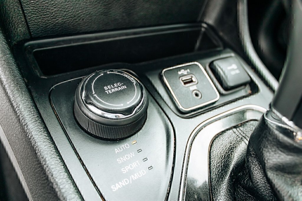 Used 2021 Jeep Cherokee Limited AWD/4WD image 58