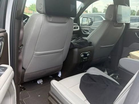Used 2024 GMC Yukon XL SLT w/ SLT Luxury Package AWD/4WD image 7