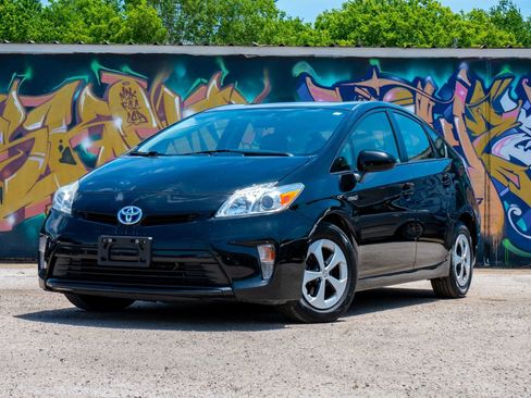 Used 2015 Toyota Prius Two FWD image 2