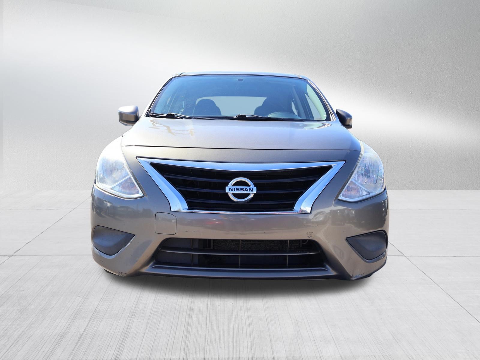 Used 2015 Nissan Versa SV FWD image 2