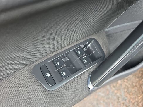 Used 2020 Volkswagen Golf 4-Door FWD image 12