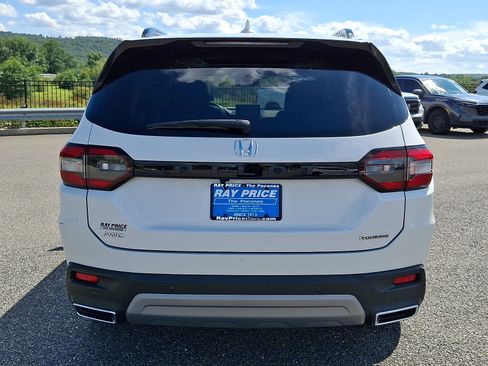 Used 2024 Honda Pilot Touring image 6
