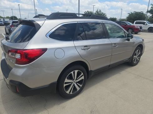 Used 2018 Subaru Outback 2.5i Limited AWD/4WD image 3