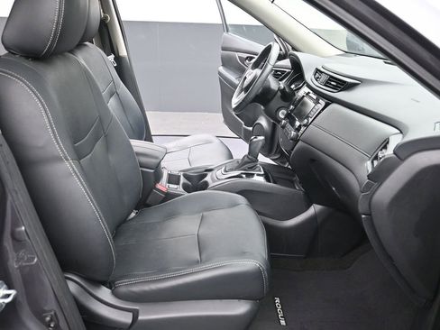 Used 2019 Nissan Rogue S w/ Special Edition Package FWD image 12