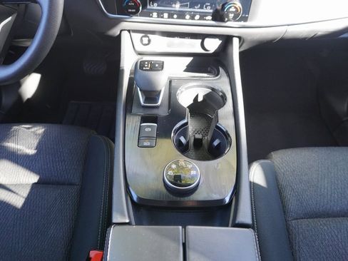 Used 2024 Nissan Rogue SV image 17