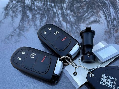 Used 2021 Jeep Cherokee Latitude Plus image 14