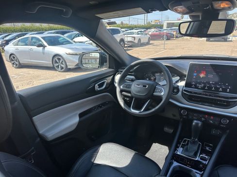 Used 2025 Jeep Compass Limited image 34