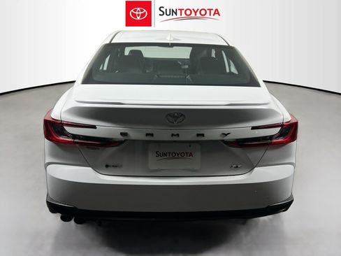 Used 2025 Toyota Camry SE image 5