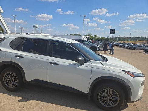 Used 2023 Nissan Rogue S FWD image 4