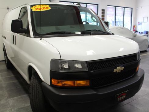 Used 2020 Chevrolet Express 2500 RWD image 3