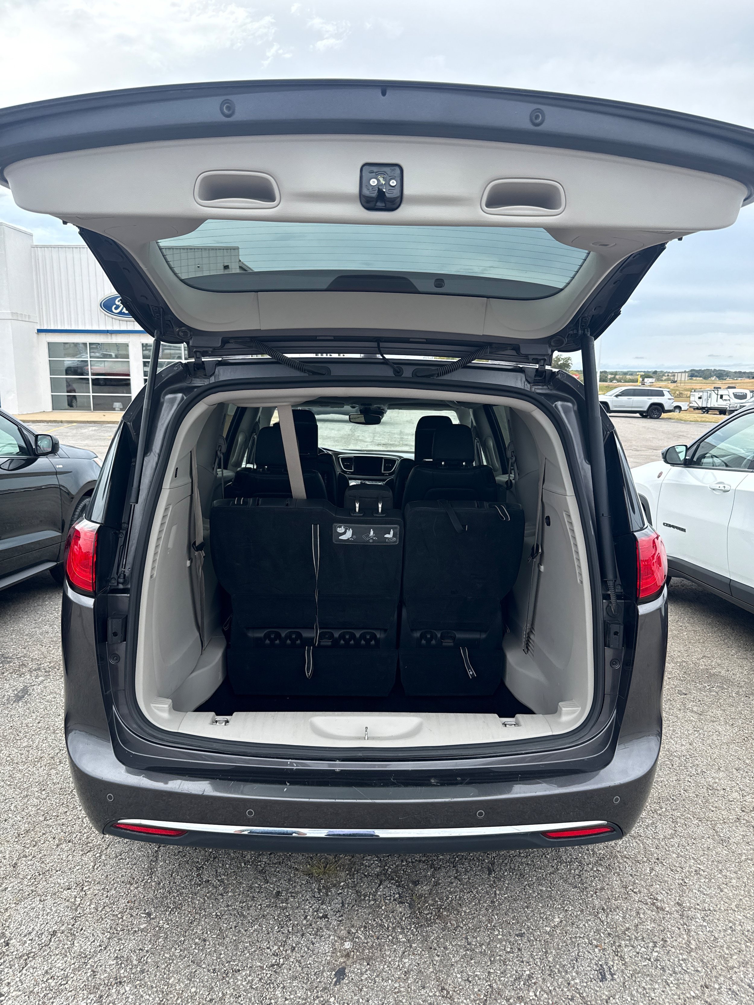 Used 2018 Chrysler Pacifica Touring-L Plus w/ Advanced Safetytec Group FWD image 8