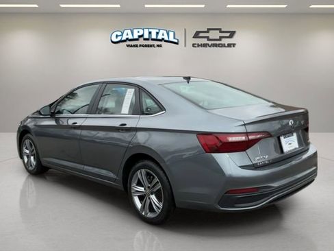 Used 2024 Volkswagen Jetta SE image 3