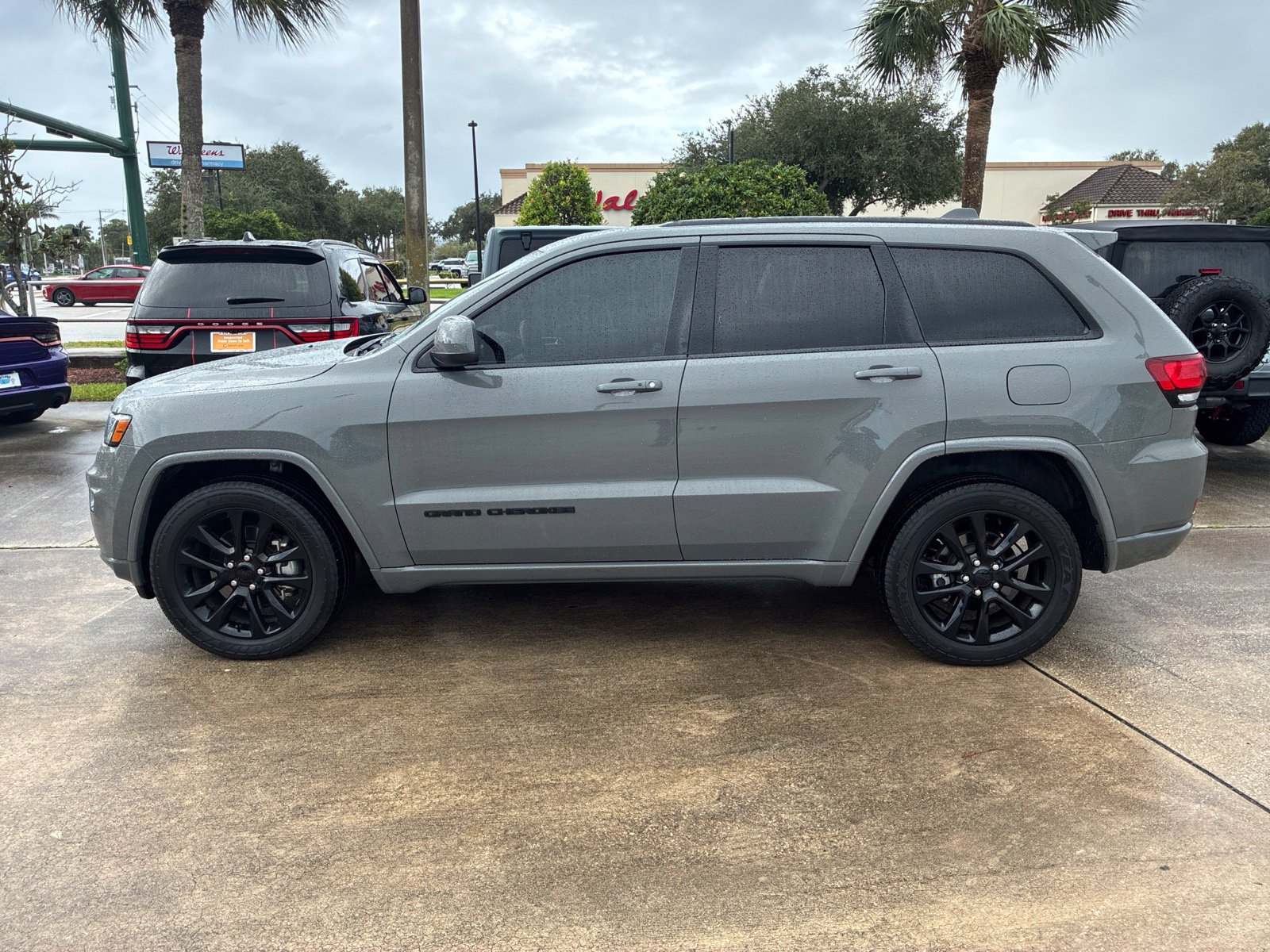 Used 2021 Jeep Grand Cherokee Laredo X AWD/4WD image 2