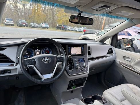 Used 2016 Toyota Sienna Limited image 41