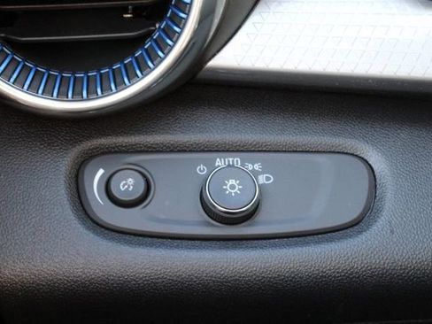 Used 2025 Chevrolet Trax LT w/ LT Convenience Package image 15