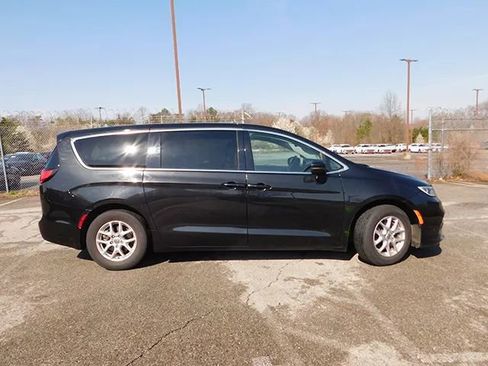 Used 2023 Chrysler Pacifica Touring-L FWD image 4