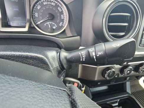 Used 2019 Toyota Tacoma SR5 AWD/4WD image 14