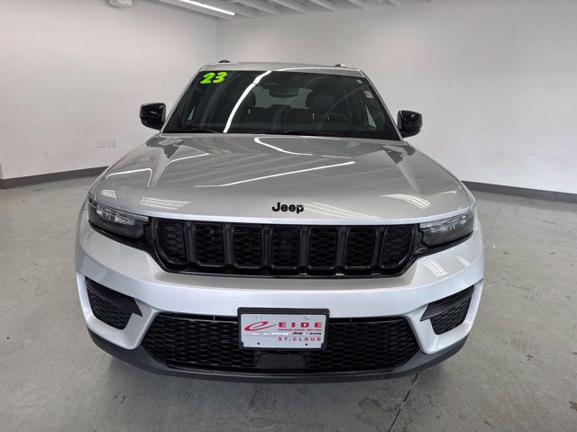 Used 2023 Jeep Grand Cherokee Altitude AWD/4WD image 5