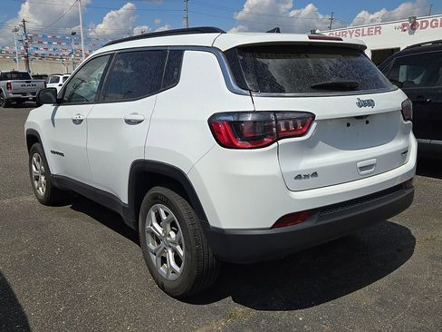 Used 2024 Jeep Compass Latitude image 6