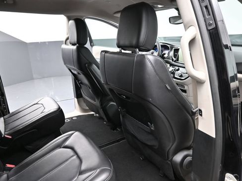 Used 2024 Chrysler Pacifica Touring-L FWD image 25