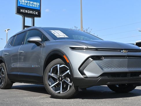 New 2026 Chevrolet Equinox EV LT image 2