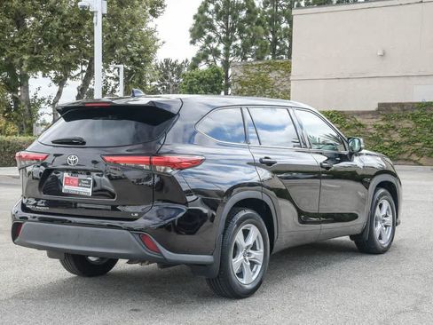 Used 2020 Toyota Highlander LE FWD image 9