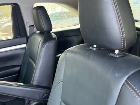 Used 2019 Toyota Highlander XLE w/ Carpet Mat Package (TMS) FWD image 11
