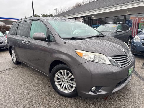 Used 2012 Toyota Sienna XLE image 3