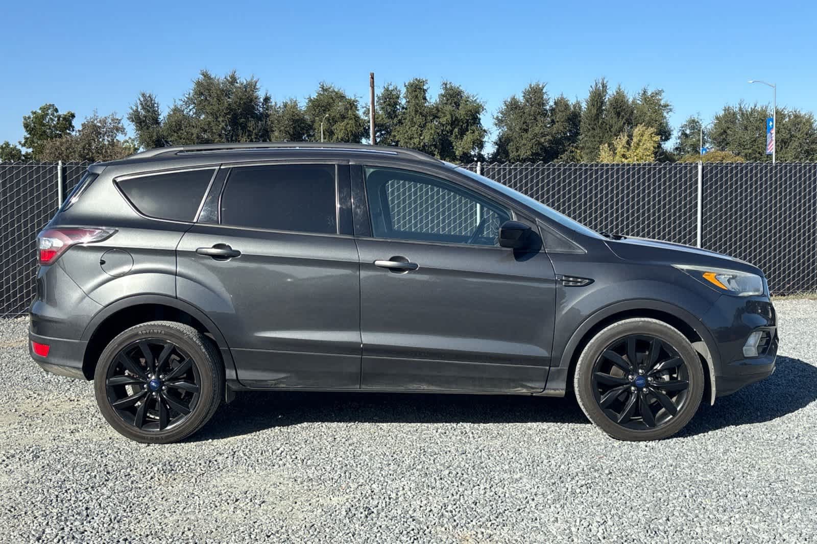 Used 2017 Ford Escape SE w/ Equipment Group 201A FWD image 9