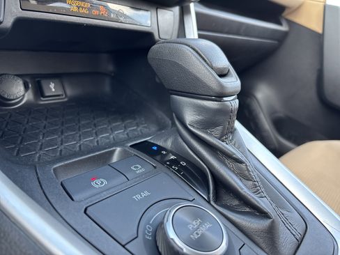 Used 2022 Toyota RAV4 LE AWD/4WD image 25
