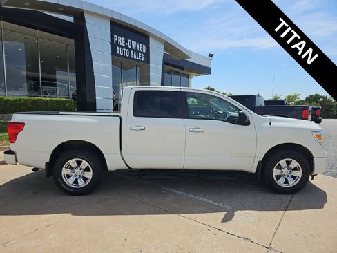 Used 2021 Nissan Titan SV w/ SV Convenience Package RWD image 2