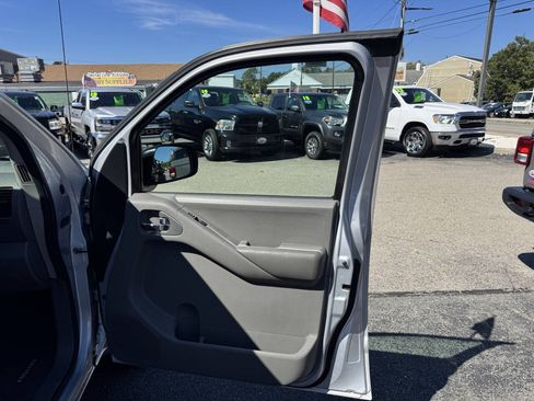 Used 2011 Nissan Frontier SV AWD/4WD image 36